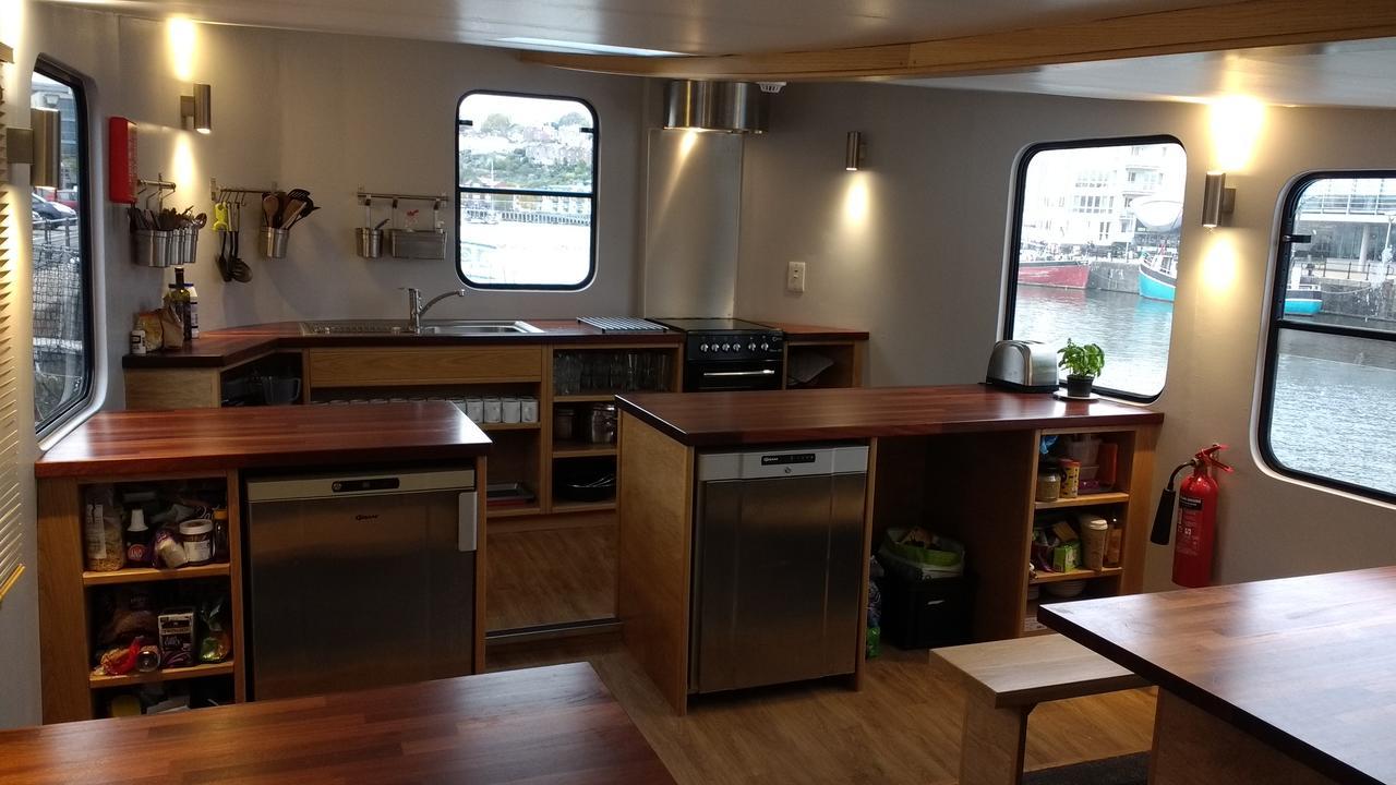 Kyle Blue - Bristol Harbour Luxury Hostel Boat Экстерьер фото